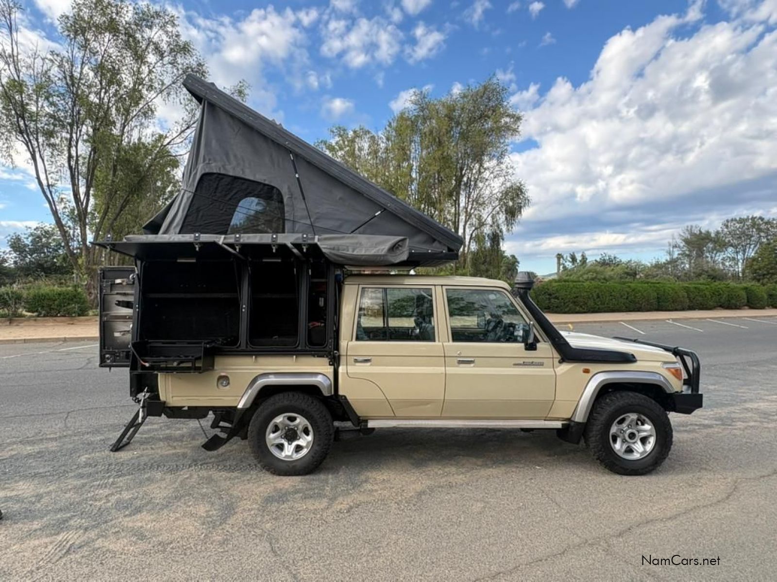 2018 Toyota Land Cruiser photo 2
