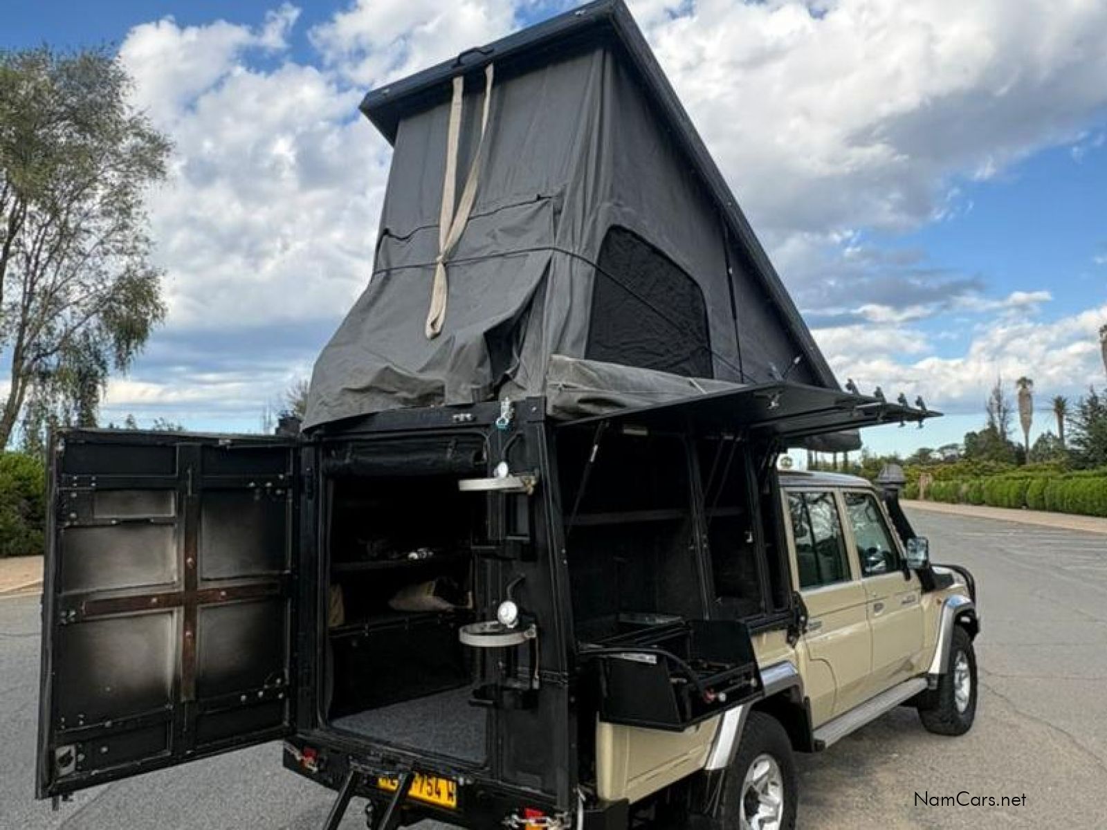 2018 Toyota Land Cruiser photo 3