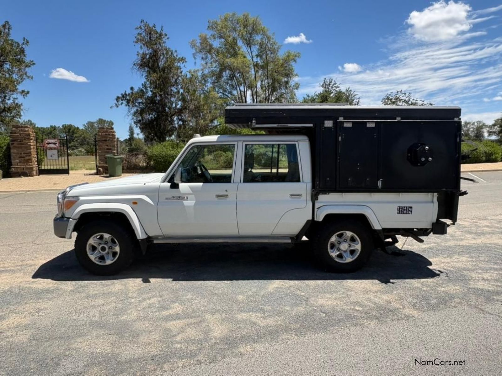 2018 Toyota Land Cruiser photo 1