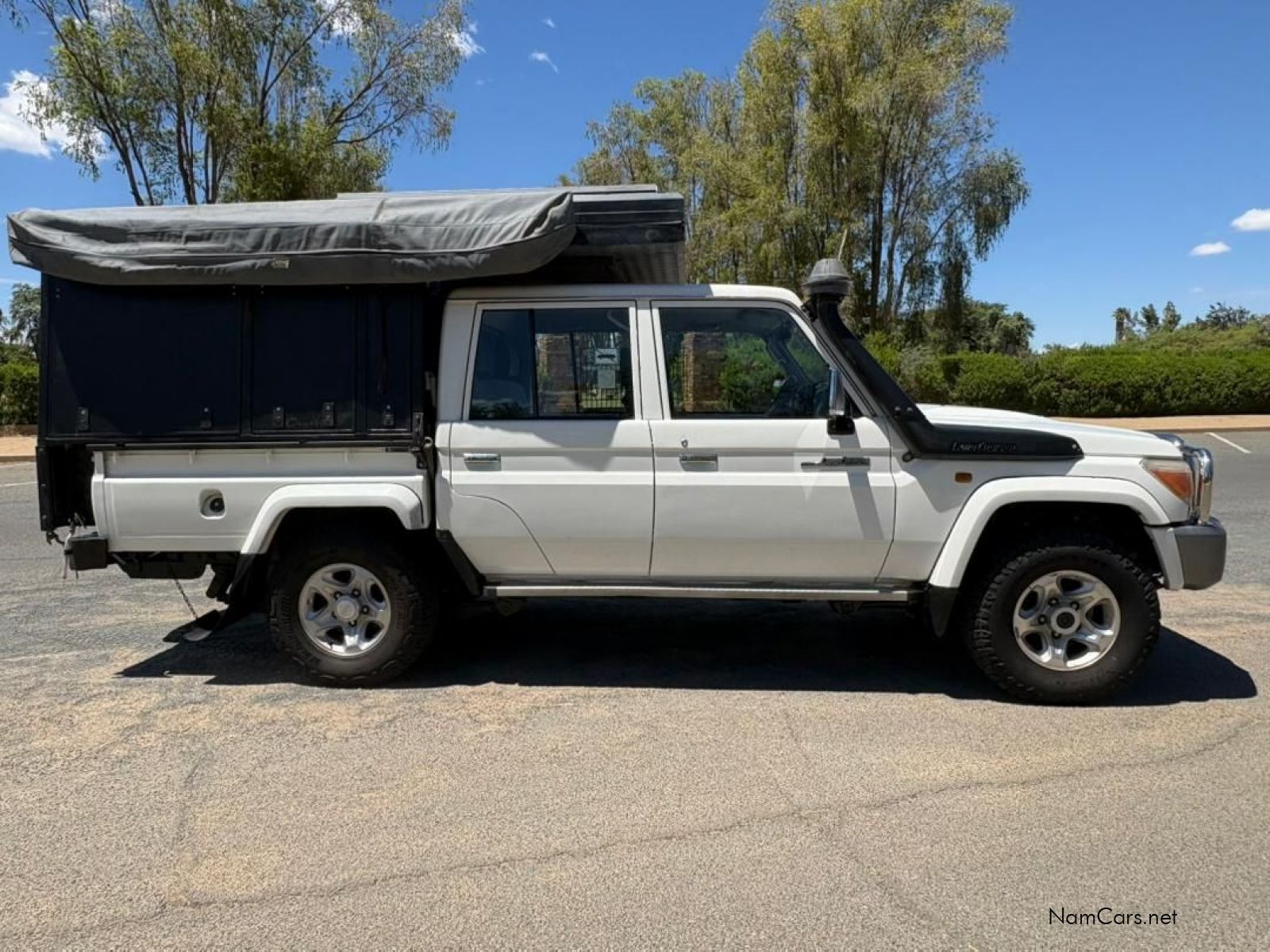 2018 Toyota Land Cruiser photo 2