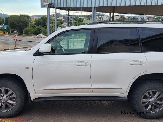 2010 Toyota Land Cruiser photo 3