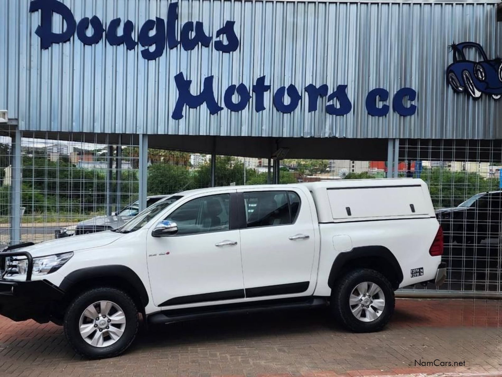 2017 Toyota Hilux photo 2