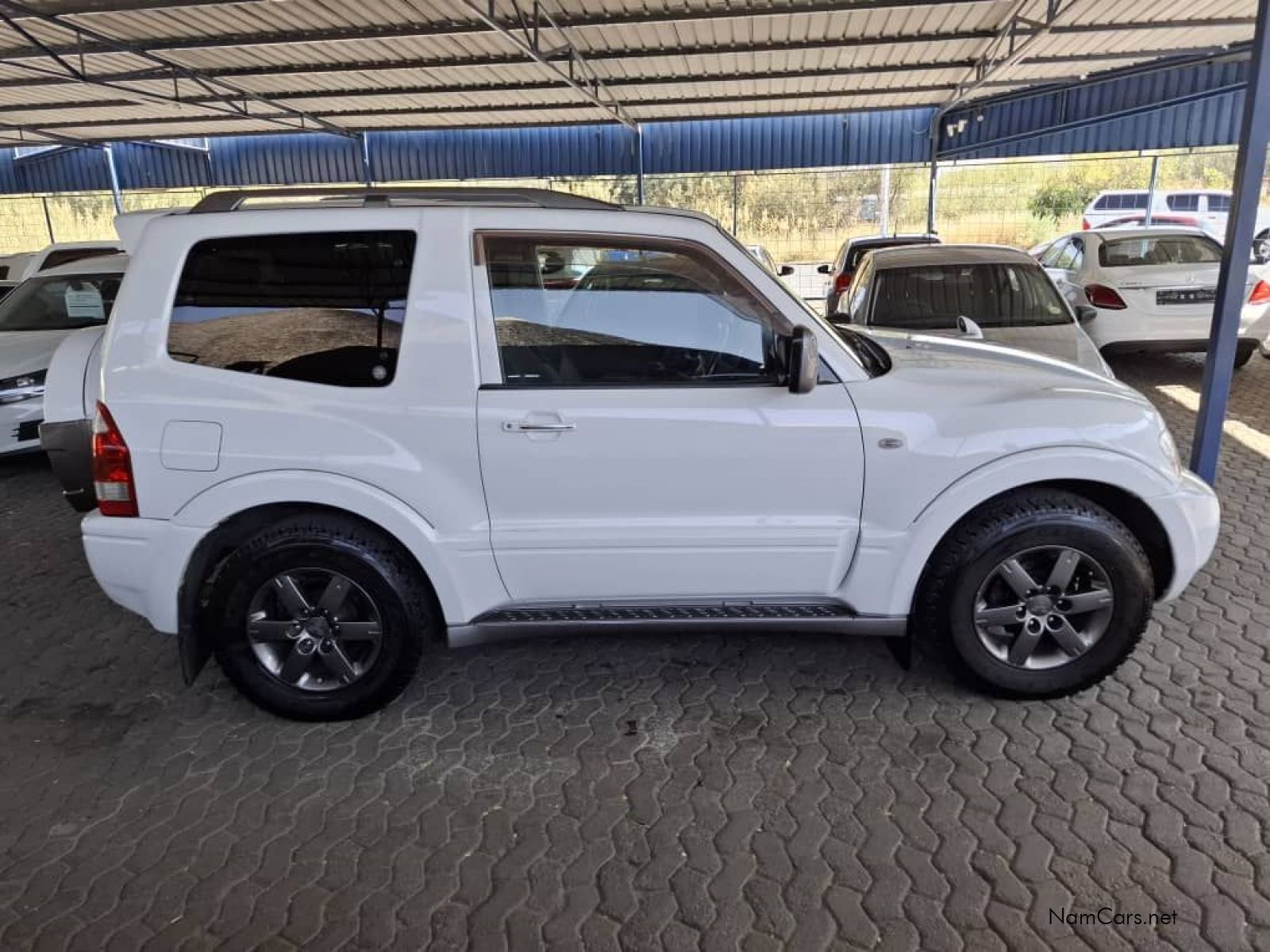 2005 Mitsubishi Pajero photo 1
