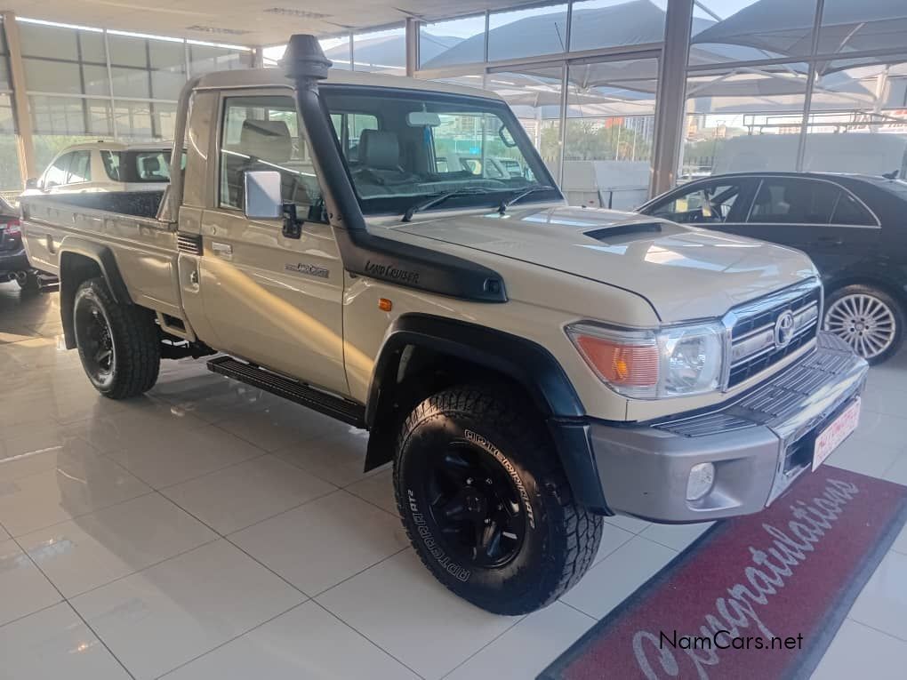 2017 Toyota Land Cruiser photo 1