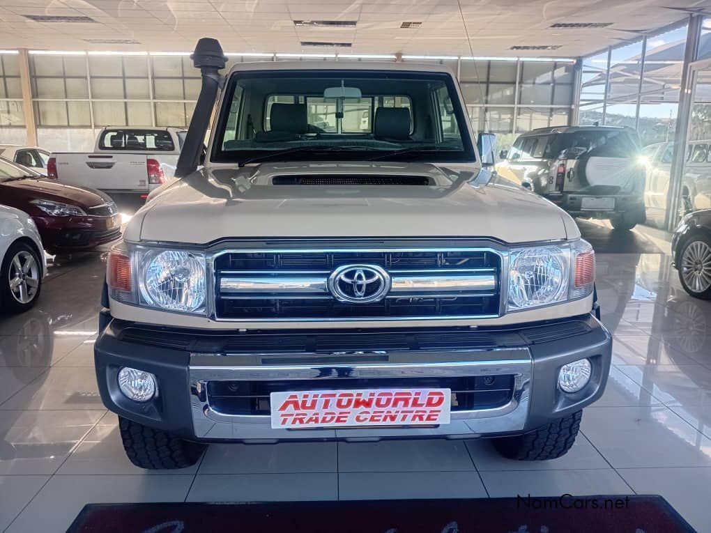 2017 Toyota Land Cruiser photo 2
