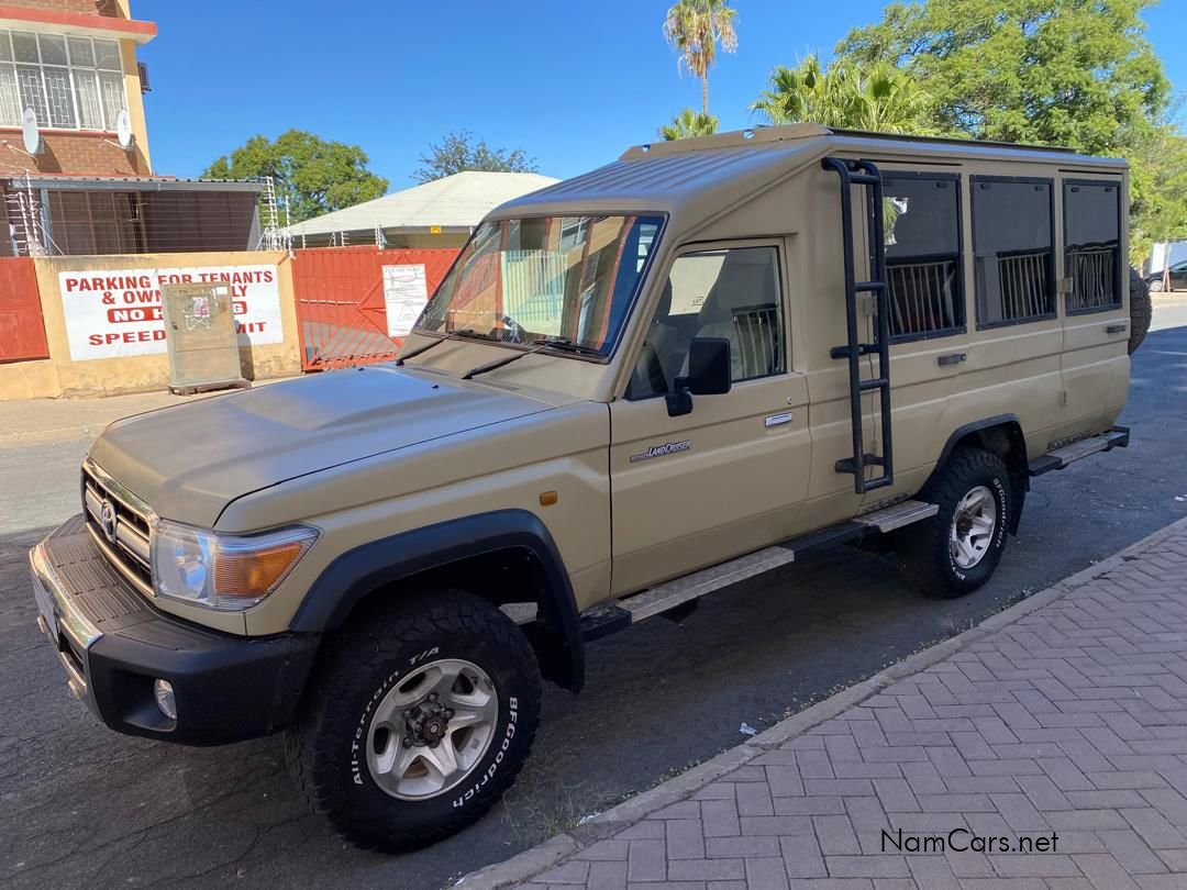 2019 Toyota Land Cruiser photo 2
