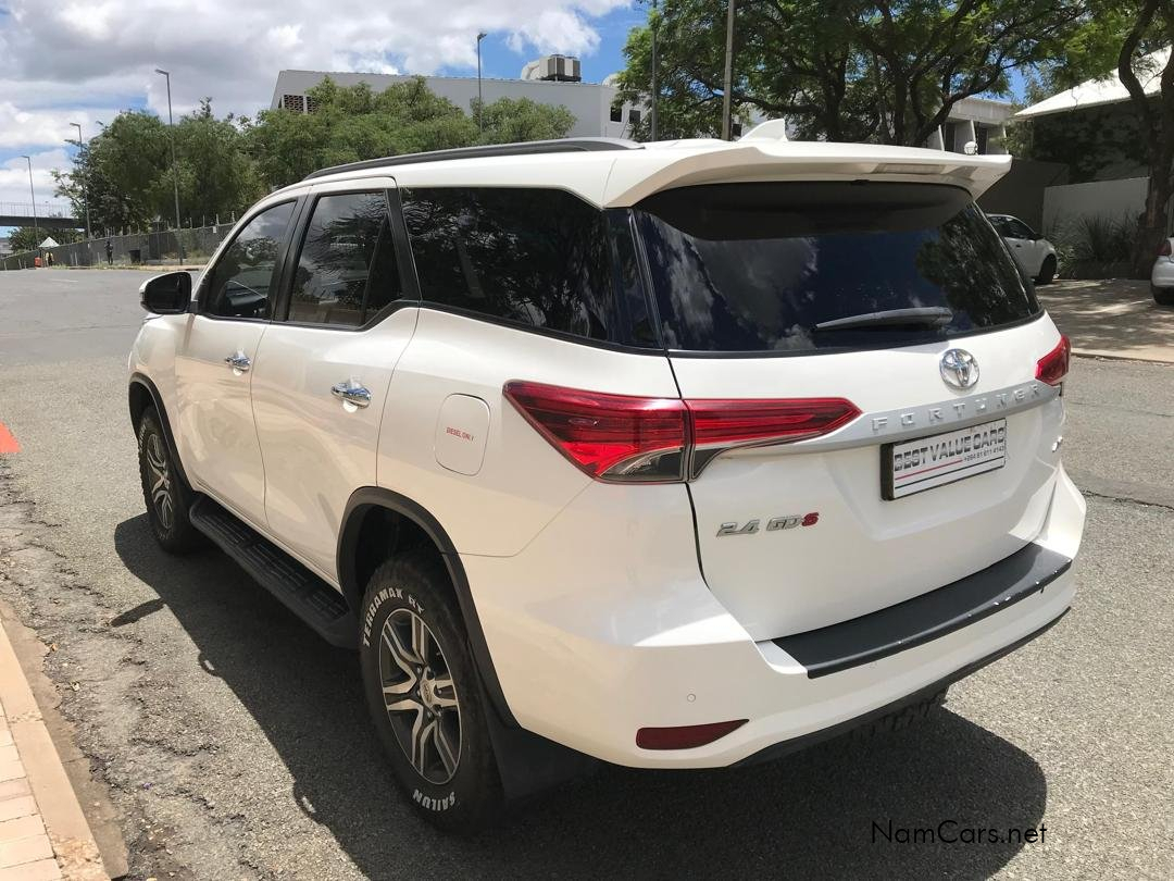 2022 Toyota Fortuner photo 2