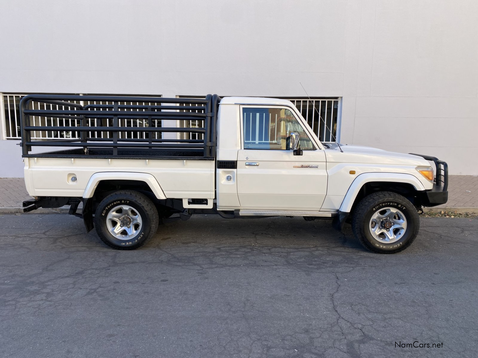 2014 Toyota Land Cruiser photo 2
