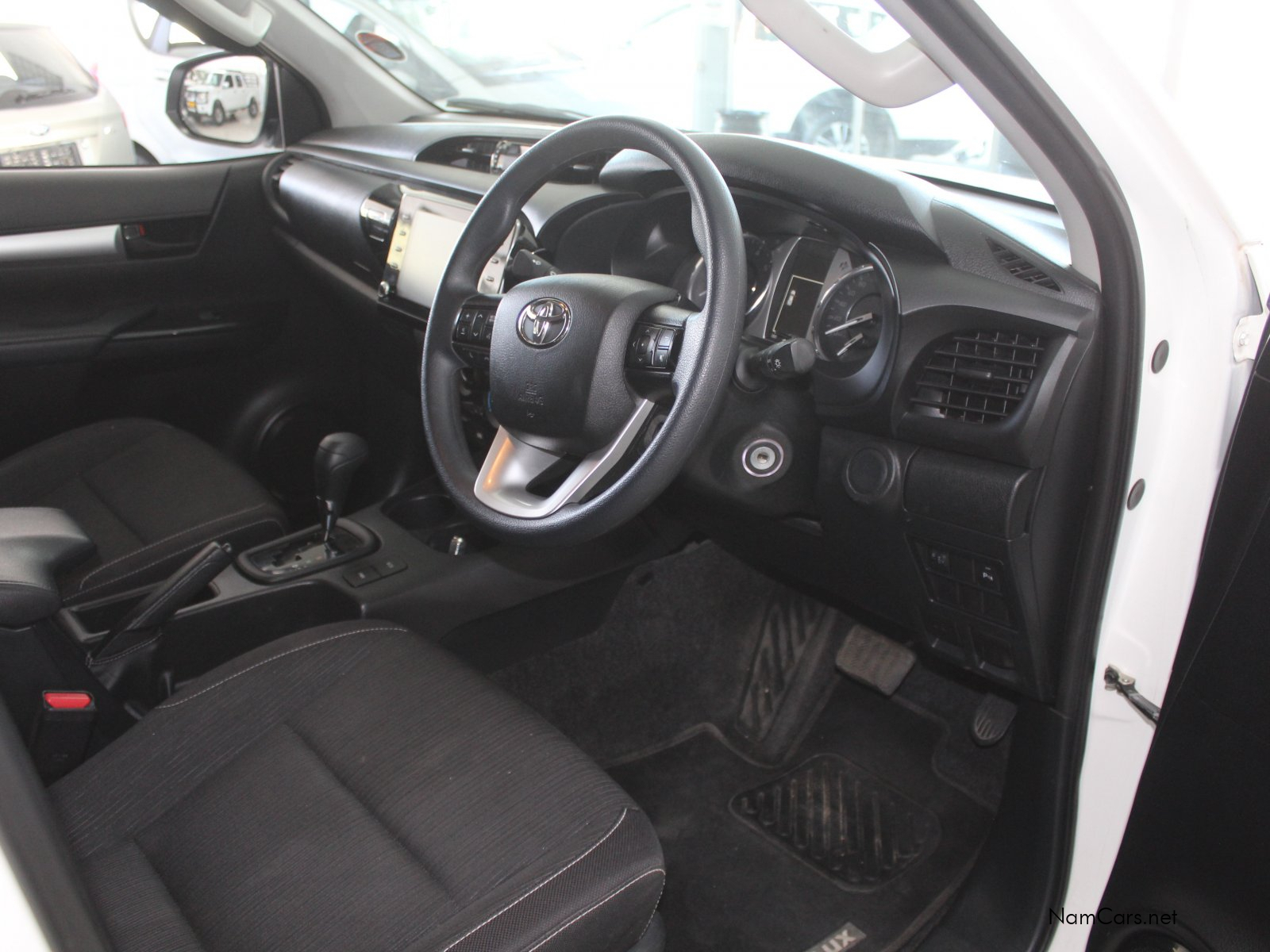 2025 Toyota Hilux photo 11