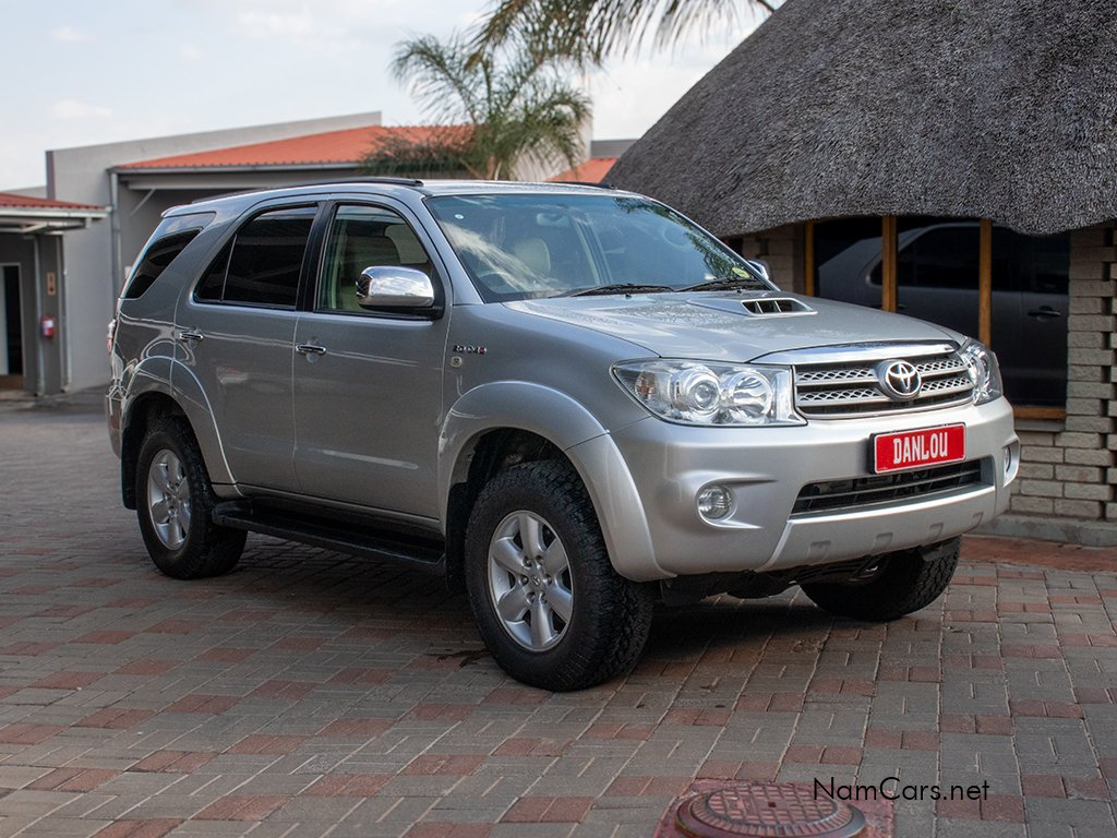 2011 Toyota Fortuner photo 1