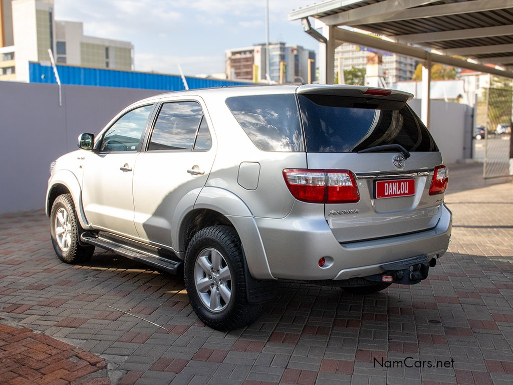 2011 Toyota Fortuner photo 3