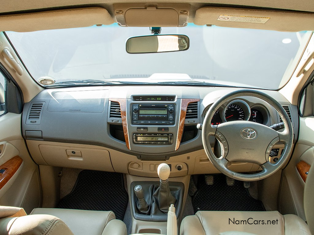 2011 Toyota Fortuner photo 7